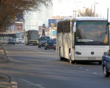 В столицу едут сотни автобусов — везут массовку Порошенко