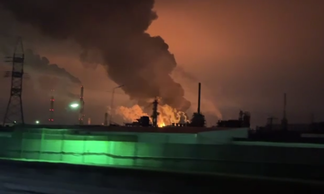 В огне москва и 10 областей: самый массовый удар по НПЗ, стратегическим заводам и энергетике рф - видео