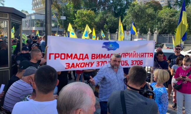 Протесты в разгаре: под Верховной Радой штормят депутатов, требуют подписать закон