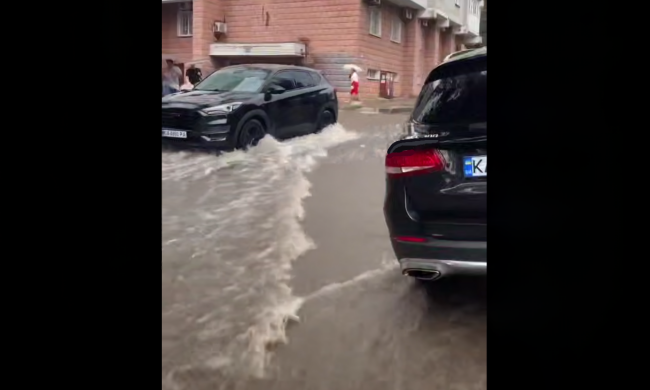 Дика негода затопила вулиці Києва - відео масштабного НП