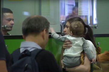 На кордоні із дитиною. Фото: скріншот YouTube-відео