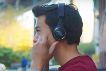 JBL выпустила "вечные" беспроводные наушники, фото: скриншот с видео UBR