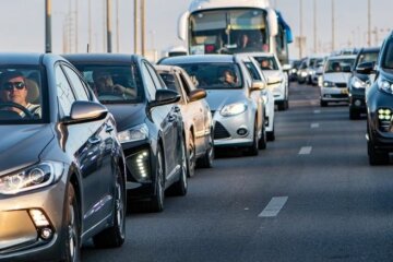 В Киеве перекроют мост: водителей предупредили, проехать невозможно