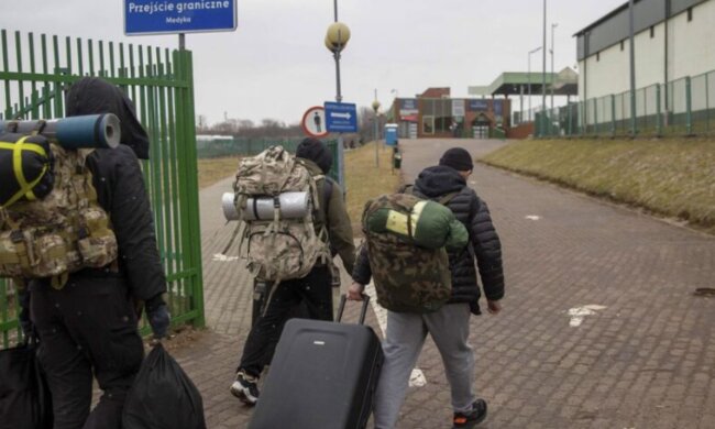 Чоловіки на кордоні. Фото:  Associated Press