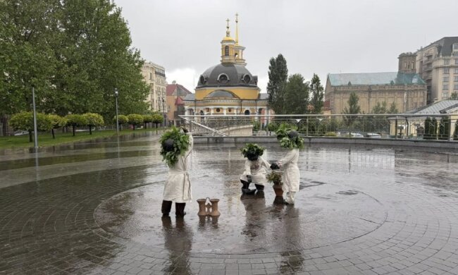 Скульптури Кия, Щека, Хорива та Либіді у трипільському вбранні на Поштовій площі в Києві