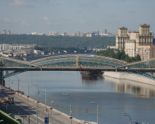 Экстремал на киевском мосту "взорвал" сеть: появилось видео безумного поступка