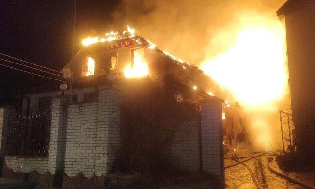 Ночной удар по Киевщине: в области настоящий ад - горят дома, пострадал ребенок. Видео