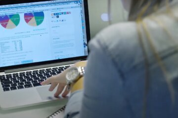 Работа в офисе. Фото: YouTube, скрин