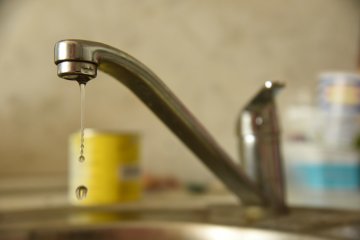 Жителей Днепра предупредили об отключении воды за долги. Фото: Скриншот YouTube