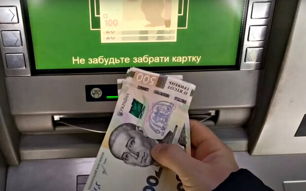 Банкомат "ПриватБанка". Фото: скриншот YouTube-видео.