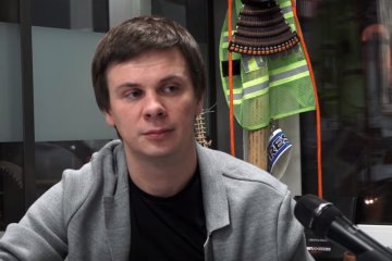 Телеведущий показал возможности нового девайса, фото: скриншот с YouTube