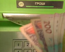 Деньги можно обналичить в кассе супермаркетов. Фото: скриншот Youtube