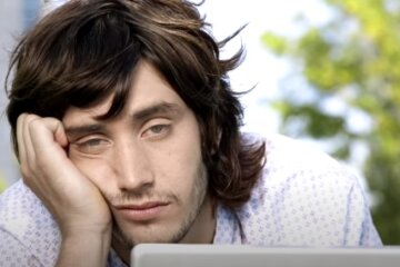 Работа сутками и стрессы ни при чем: названа главная причина хронической усталости