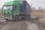 «Ремонт» дорог: десятки фур перекрыли дорогу - застряли в грязи прямо на трассе. Видео