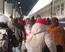 Пасажири на залізничному вокзалі. Фото: скріншот YouTube-відео