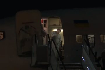 Самолет из Италии с эвакуированными украинцами. Фото: скриншот YouTube