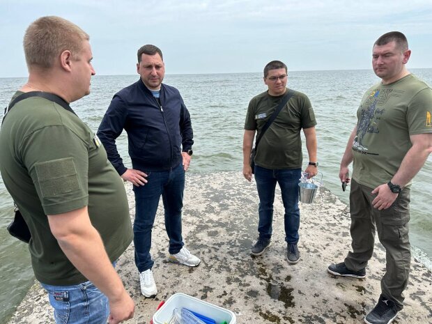 У Каховському водосховищі триває обміління, а в Дніпрі - хімікати та нафта: Держекоінспекція взяла проби води