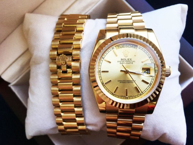 В новом парламенте дорогие аксессуары все еще в моде: швейцарские часы Breitling у Артема Дубнова, а Игорь Палица предпочел Rolex за $26 тыс