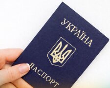 Хто не вклеїв нове фото у паспорт: правила змінили, як тепер — куди йти і скільки коштує