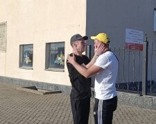 Евгений Ребров встречается с сыном после возвращения из плена