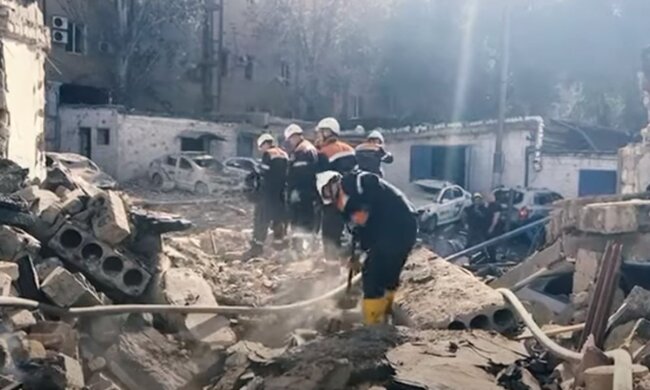 Рятувальна операція після атаки рф. Фото: скріншот YouTube-відео