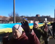 Українці у Чорнобаївці з прапором України. Фото: скріншот YouTube-відео