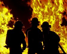 Во Франции пламя уничтожило часть национального достояния: пожарные бьют тревогу, опасность не миновала