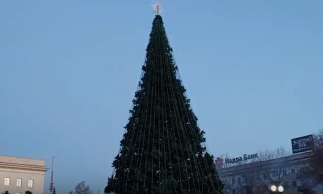 Разваливается прямо на глазах: на Херсонщине ЧП с новогодней елкой