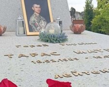 Поврежденная могила Героя Украины Тараса Матвиива в Жидачеве. Фото: Валентина Матвиив