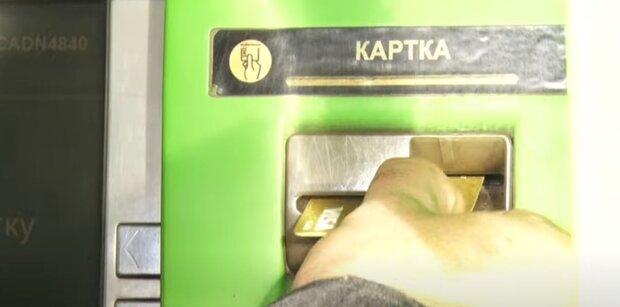 Банкомат ПриватБанку. Фото: скріншот YouTube-відео