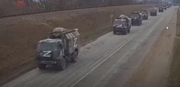 Російські окупанти на військовій техніці. Фото: скріншот YouTube-відео