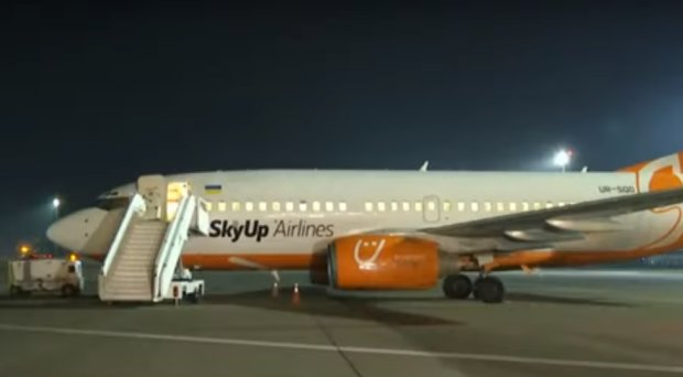 Самолет Boeing 737-700 NG авиакомпании SkyUp, скриншот YouTube