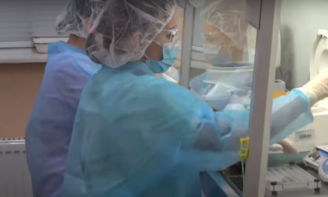 Врач-инфекционист показал реальную зарплату. Фото: скриншот YouTube