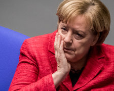Ангелу Меркель опять трусит во время встречи. Появилось очередное видео