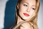 Тина Кароль устроила "зеркальный" фурор: это платье такое или складочки на животике