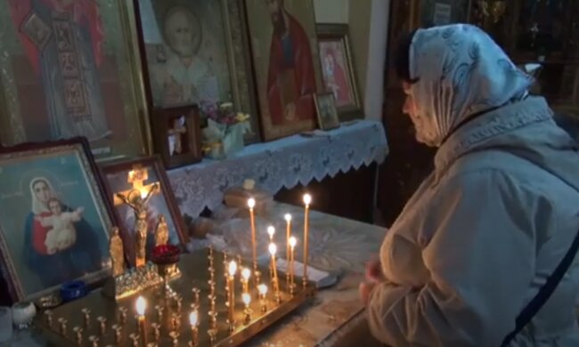Молитва в храмі. Фото: скріншот YouTube-відео