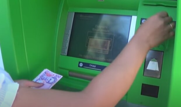 Банкомат Приватбанка. Фото: скриншот YouTube-видео