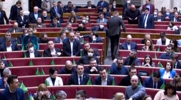 Рада может уйти на карантин. Фото: скрин youtube