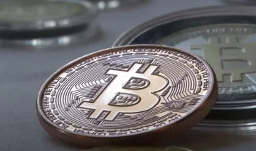 Биткойн. Фото: скриншот Youtube-видео