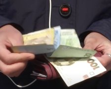 Украинцам рассказали, что произойдет с государственными выплатами в мае. Фото: скриншот YouTube