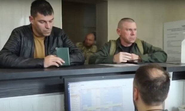 Військовозобов'язані українці. Фото: скріншот YouTube-відео