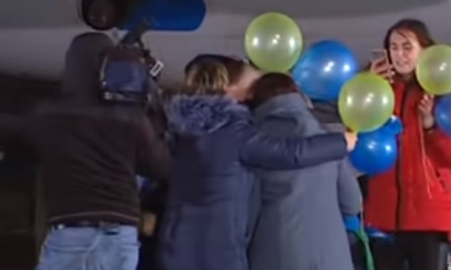 Возвращение украинцев из плена, фото: Скриншот YouTube