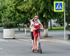 Українців на електросамокатах змусять вчити ПДР та здавати на права. Фото: ілюстративне з мережі