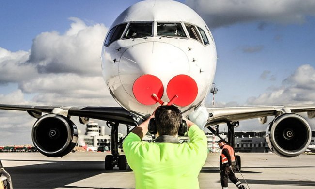 Пассажирка самолета открыла аварийный выход вместо двери туалета