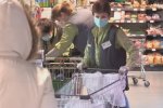 В Черновцах люди бросились скупать продукты перед комендантским часом. Фото: скриншот YouTube