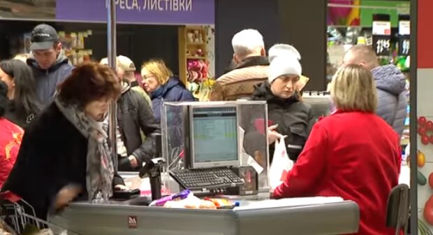Украинцы смогут снимать деньги с карты на кассе супермаркетов. Фото: скриншот YouTube