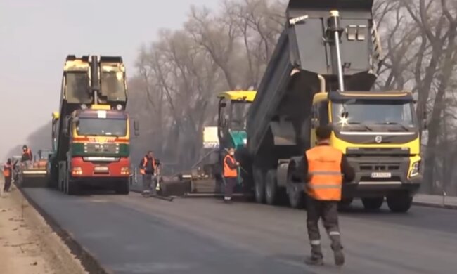"Укравтодор" построит "золотую" дорогу. Фото: скрин YouTube