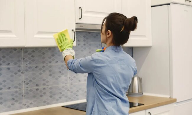 Кухня, прибирання, миття шаф. Фото: Telegram