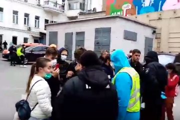 Эвакуированные туристы возле отеля "Казацкий". Фото: скриншот YouTube