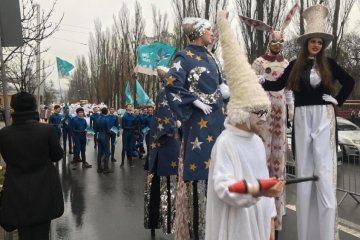 В Киеве проходит новогодний парад. Фото: YouTube